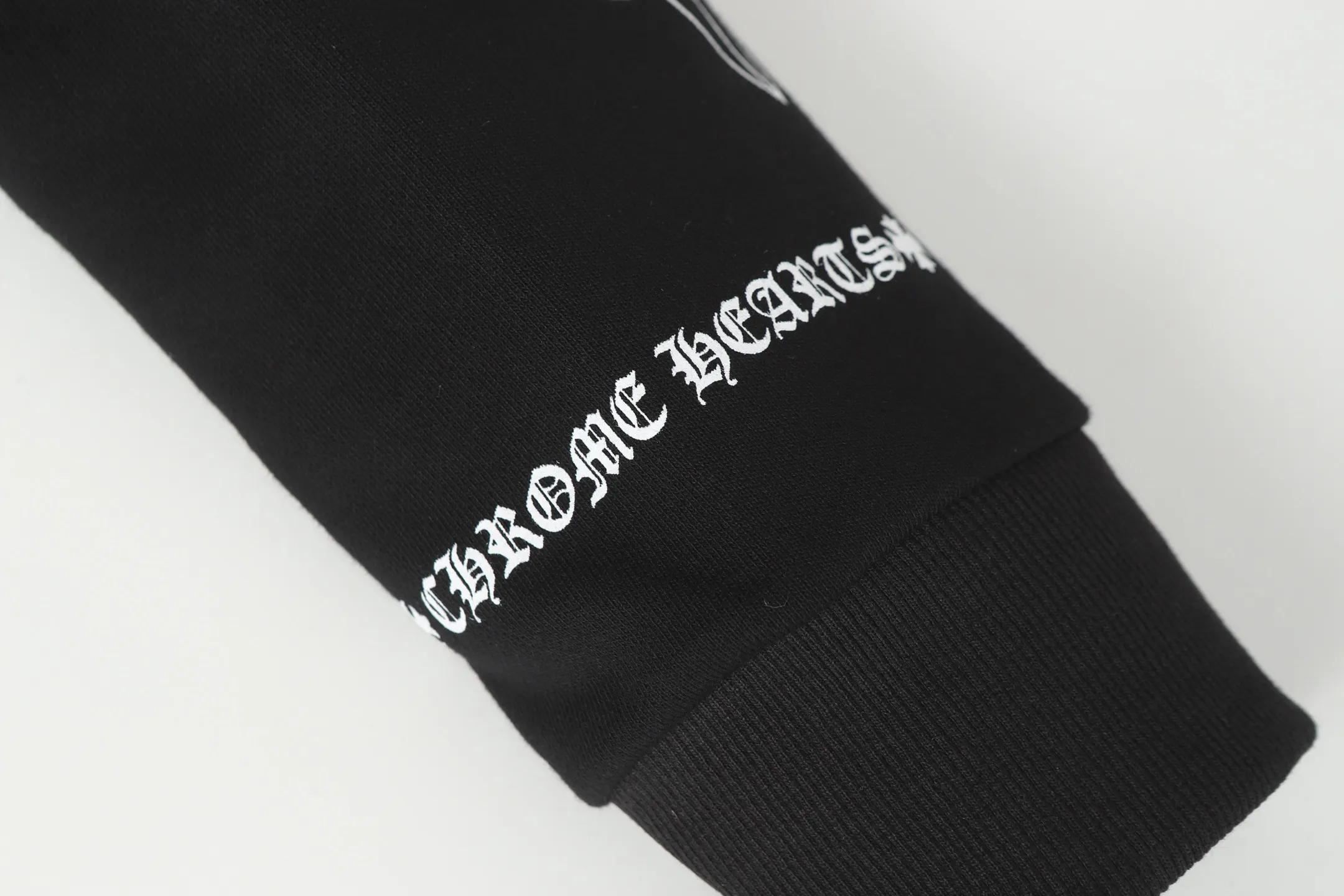 P230 Cross-border model, please do not place an order if you are pursuing quality - Chrome Hearts/Chrome Hearts basic horseshoe Sanskrit printed hooded sweatshirt - High weight, high density and high quality. The wool is soft, delicate and skin-friendly. Soft and silky to the touch. Excellent warmth and skin-friendly properties. - Custom-woven and custom-dyed, no color difference. No matter the fabric or workmanship details, it beats the ordinary version on the market. - Hardware zipper accessories are all customized, full of details - Color: black white - Size: S M L XL